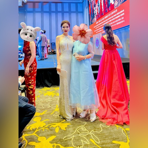 Elegant Silver Halter Evening Gown - Picture 6 of 7